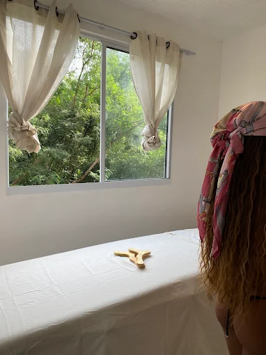 Maca forrada num quarto silencioso, com a janela aberta para as árvores